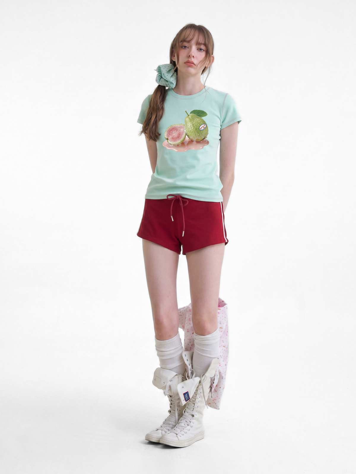 BerryPop – Kurzes T-Shirt für Damen mit Kontrastnähten und Dopamin-Print