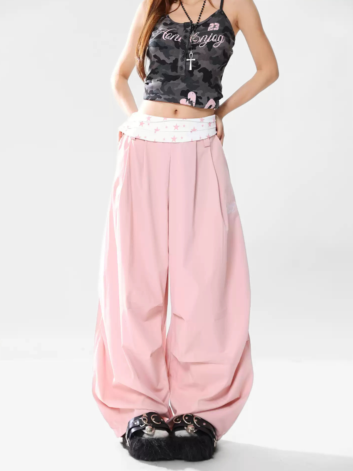 ChillShield – Leichte lässige Damenhose mit Umschlagbund und Sternenmuster