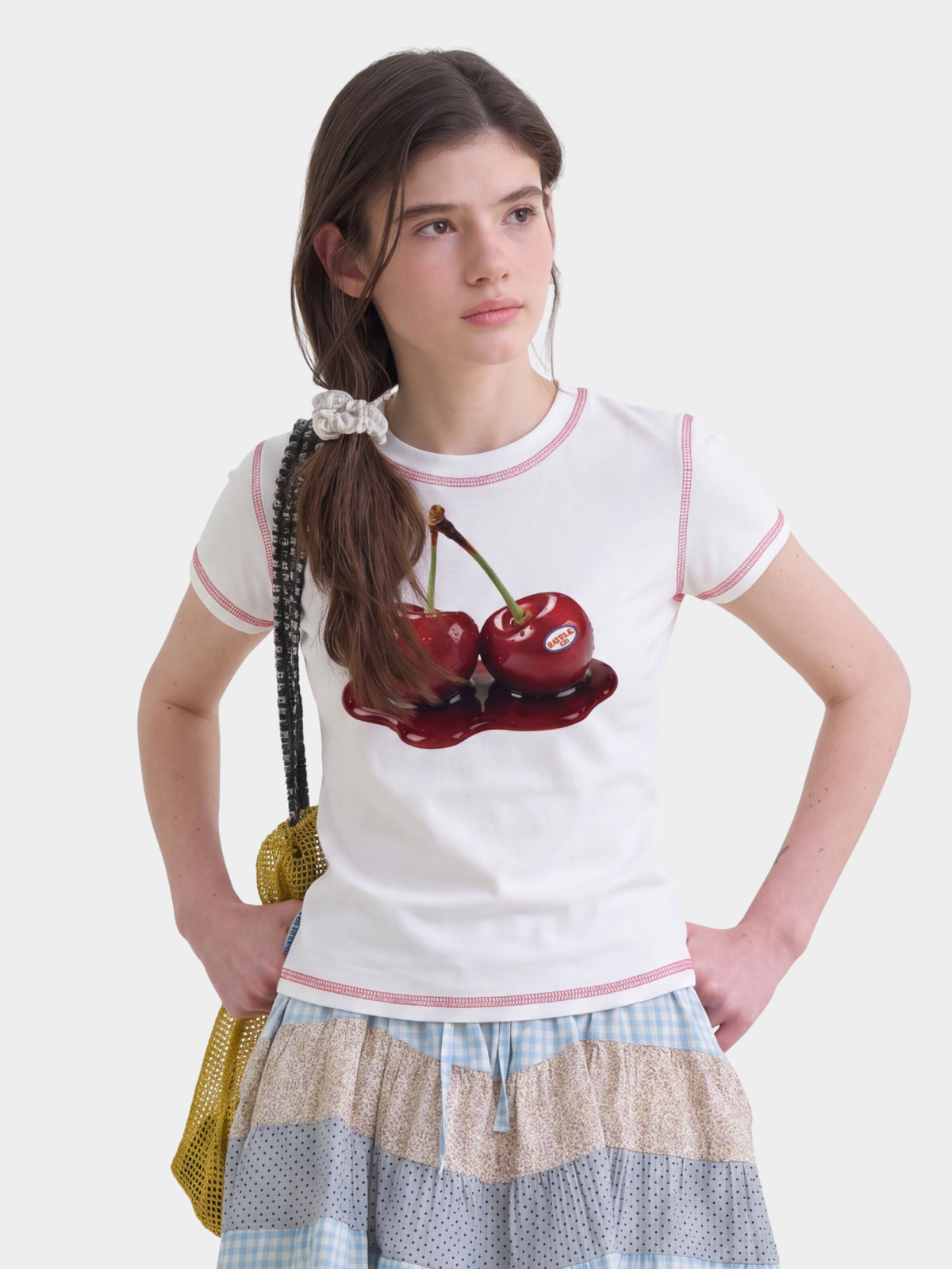 BerryPop – Kurzes T-Shirt für Damen mit Kontrastnähten und Dopamin-Print