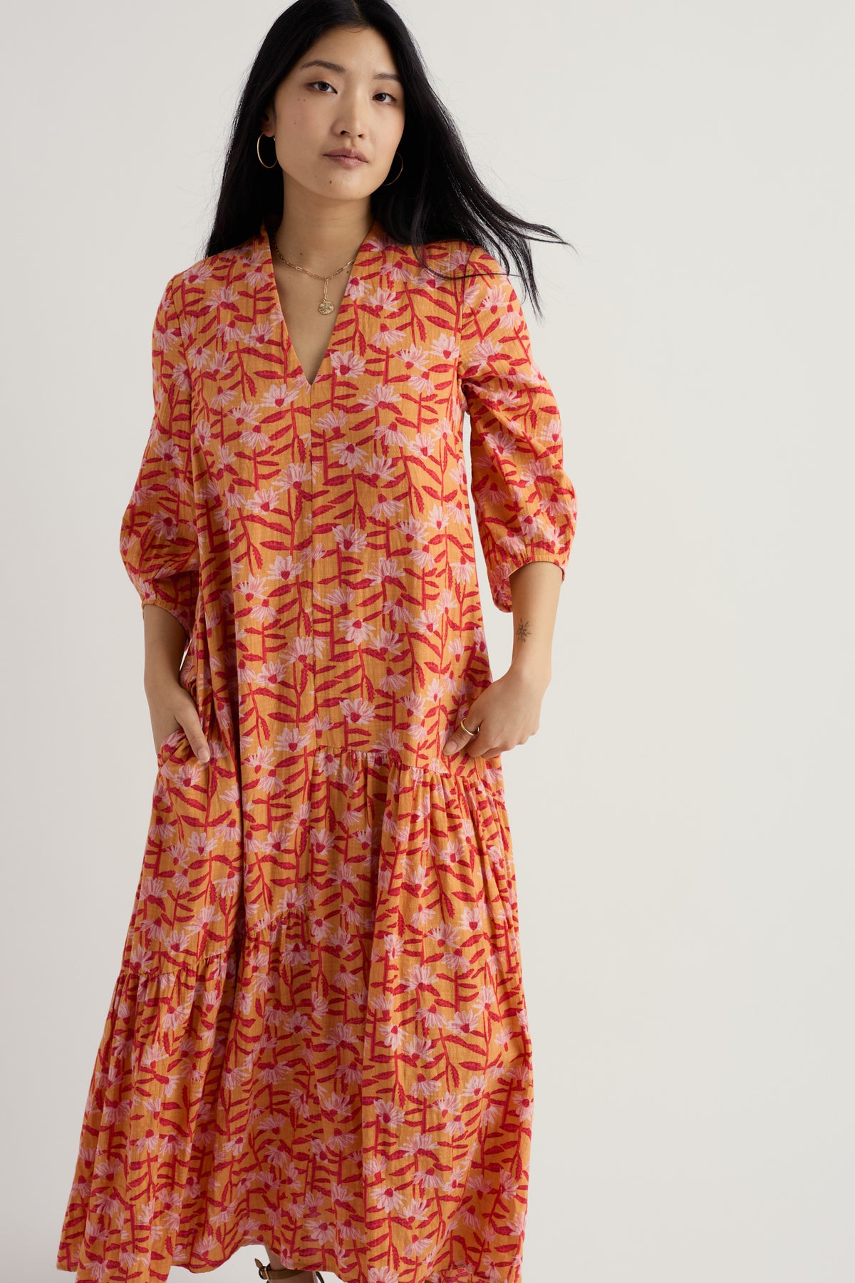 Gestuftes V-Ausschnitt-Kleid im Windblown-Look
