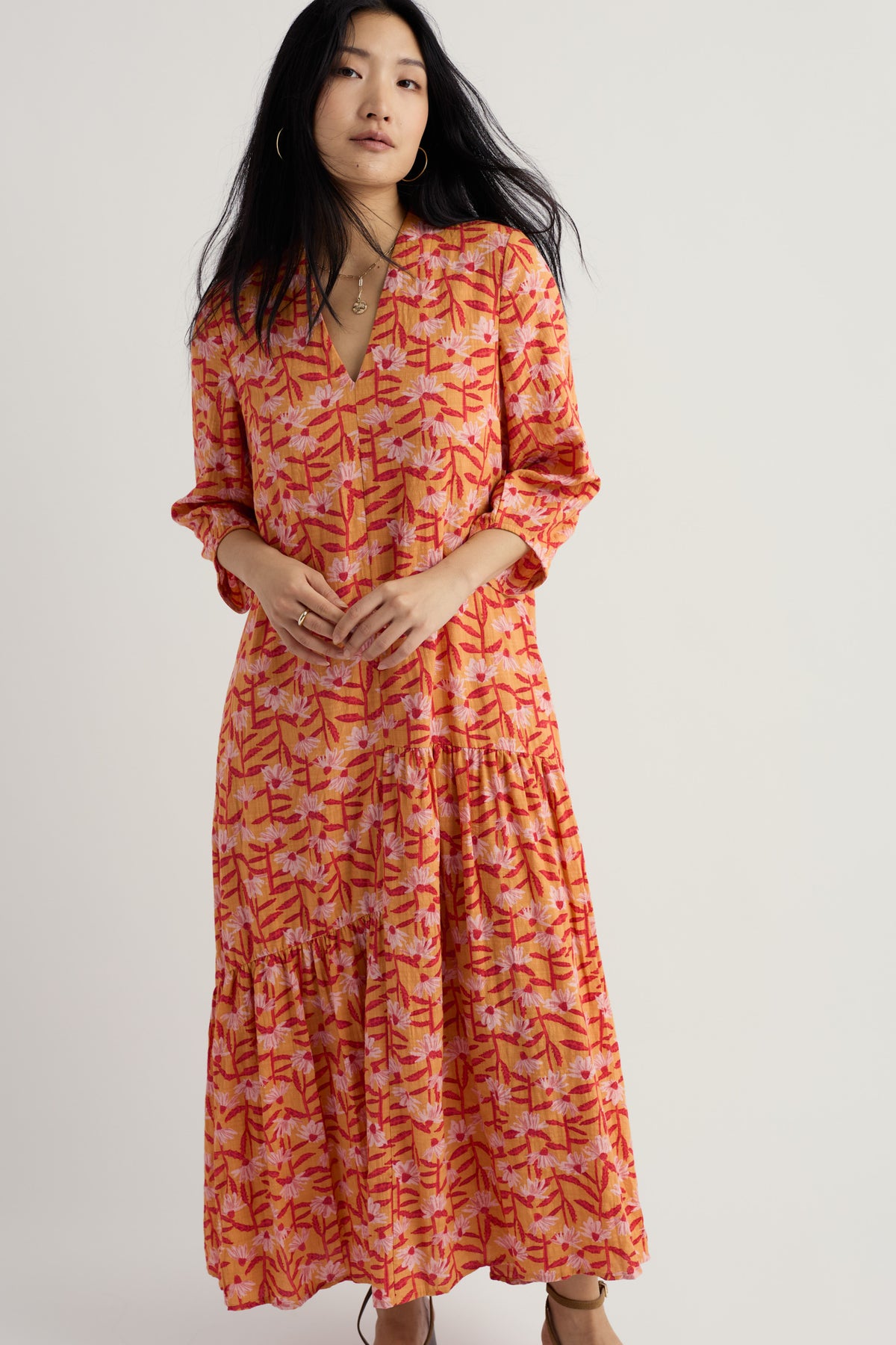 Gestuftes V-Ausschnitt-Kleid im Windblown-Look
