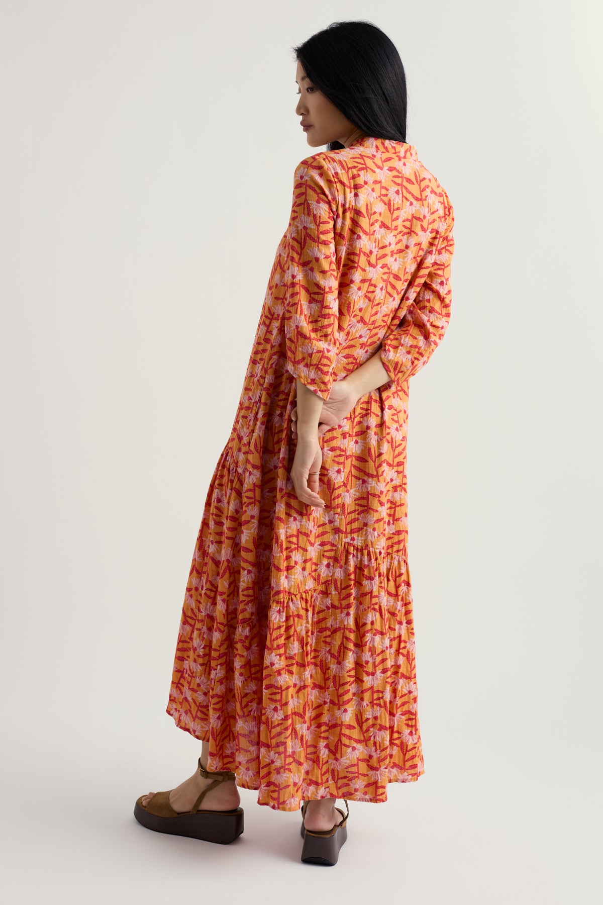 Gestuftes V-Ausschnitt-Kleid im Windblown-Look
